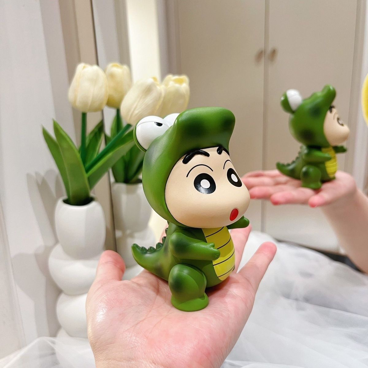 Desk Setup Design - Sevimli timsah tasarımlı Crayon Shin-chan figürü,